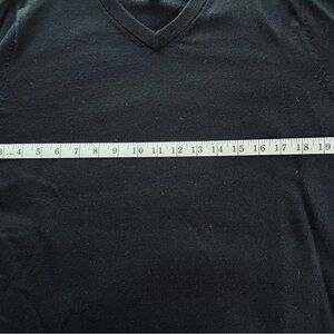 Womens Apt 9 Black V-Neck pullover Sweater.
Size L